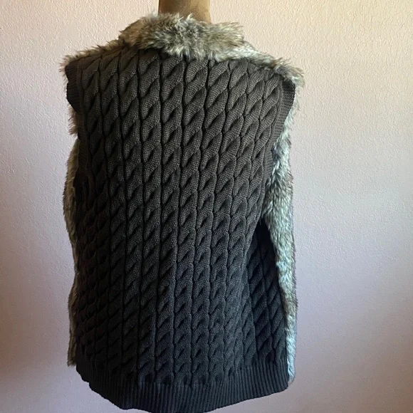 Sebby Women's Plush Faux Fur Vest - Picture 3 of 9